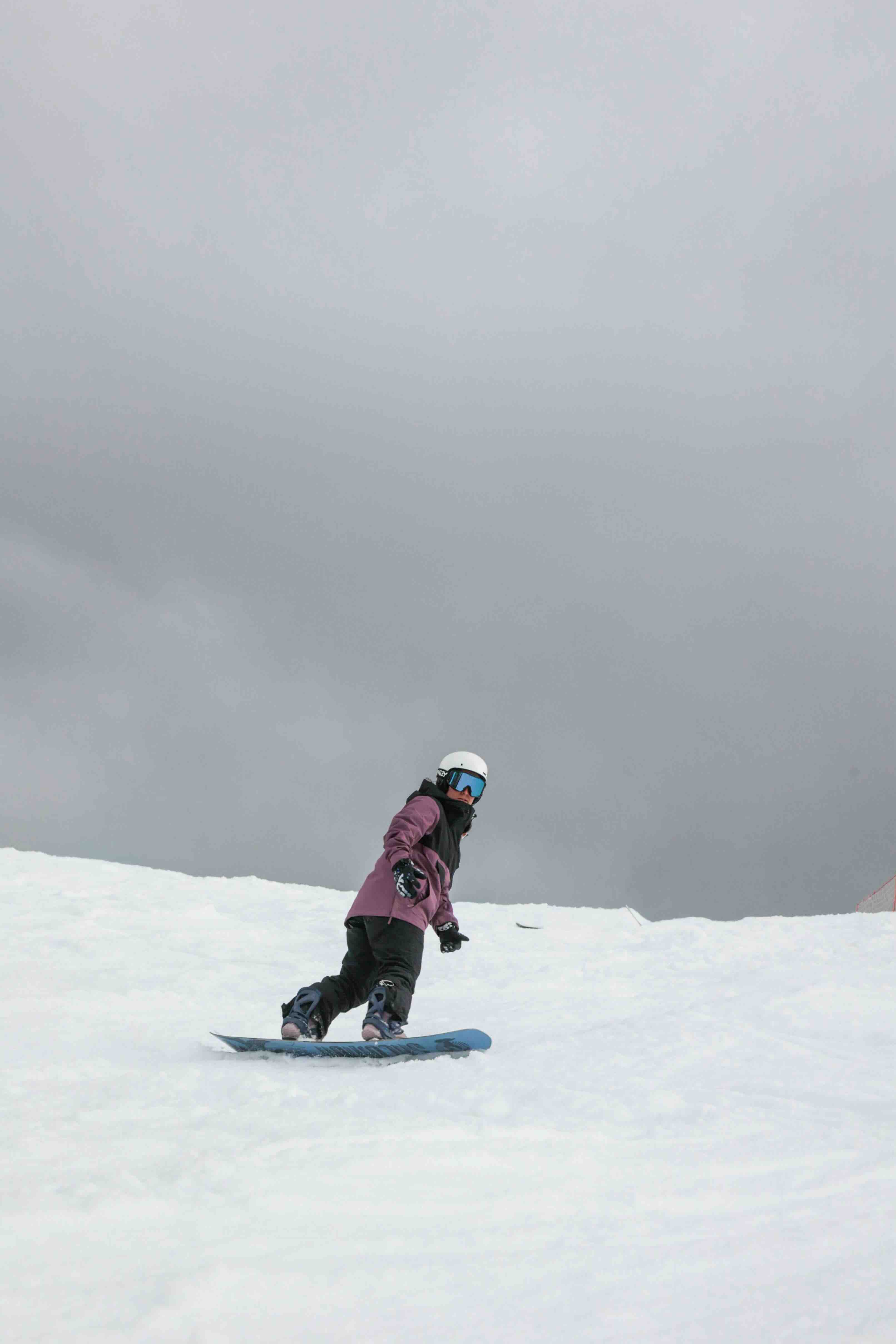 A snowboarder riding in Bariloche